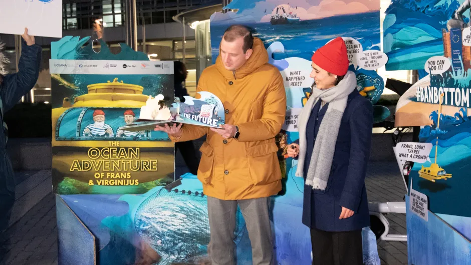 20.12.2021, Brüssel: Petitionsübergabe von Seas at Risk, Our Fish, Oceana, WDC, We Move Europe und Environmental Justice Foundation